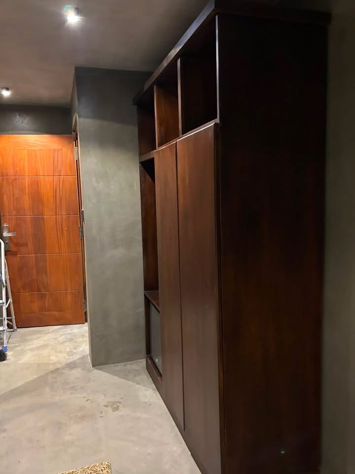 Made-to-measure wardrobe in dark timber